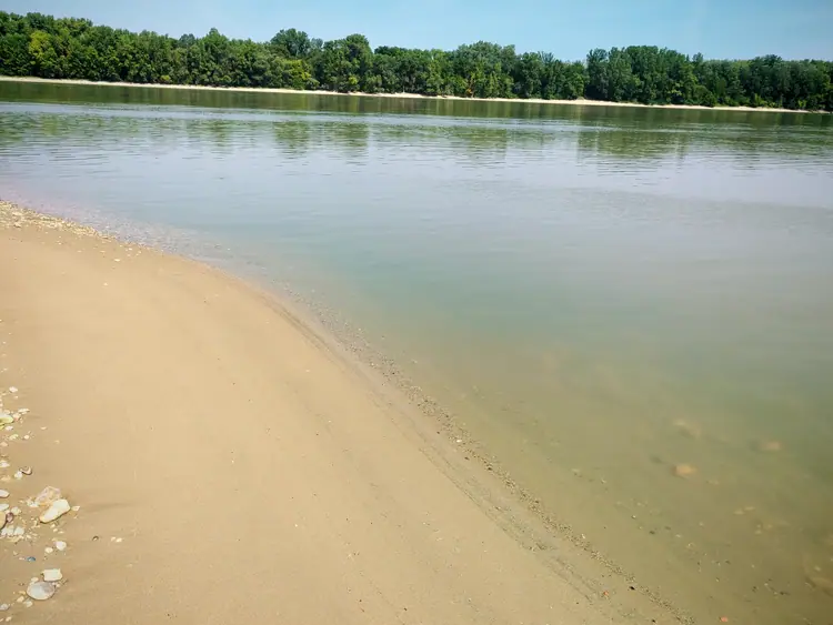 Széles homokos Duna-part