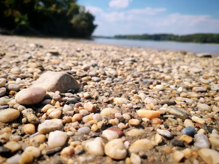 Színes, lekerekített kavicsok a Duna partján