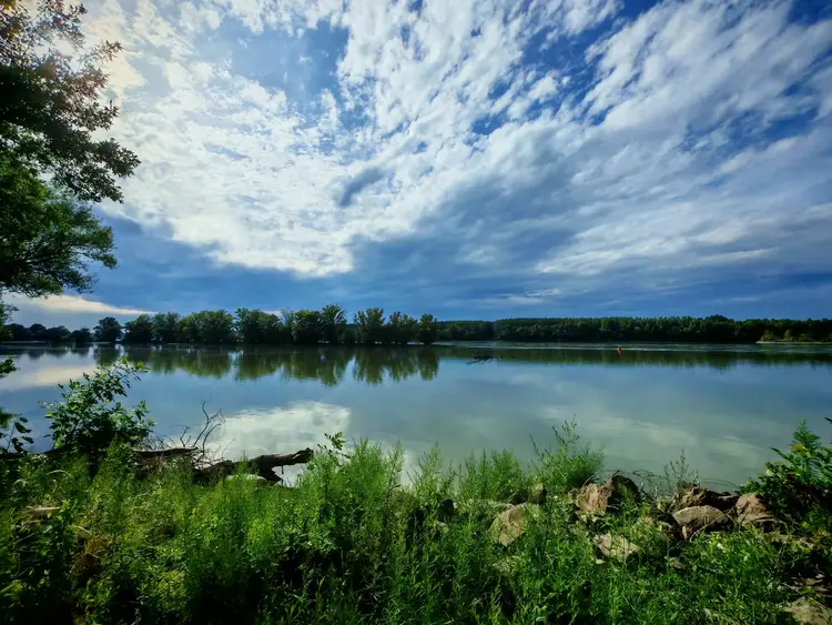 Széles dunai panoráma felhős éggel
