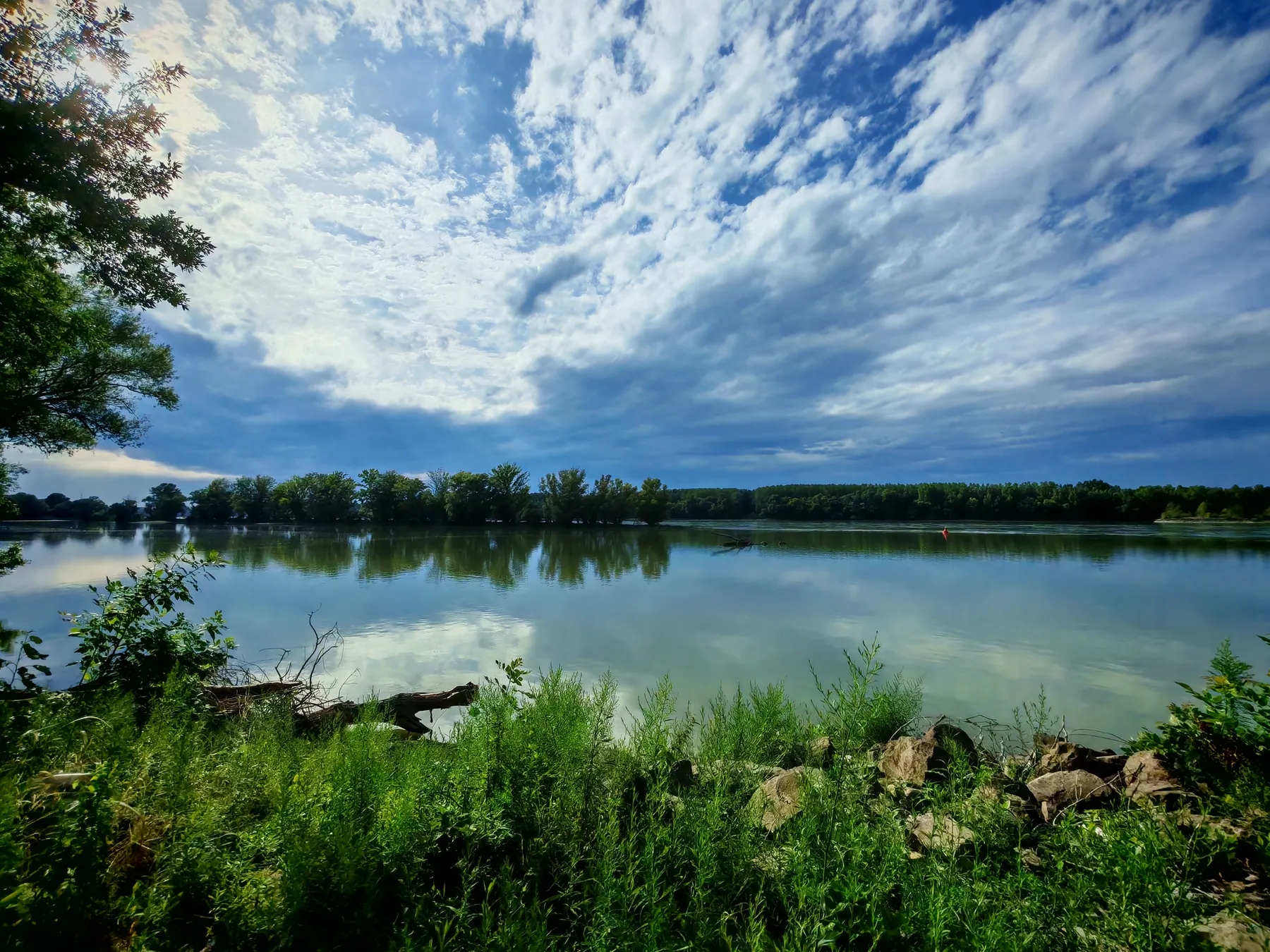 Széles dunai panoráma felhős éggel